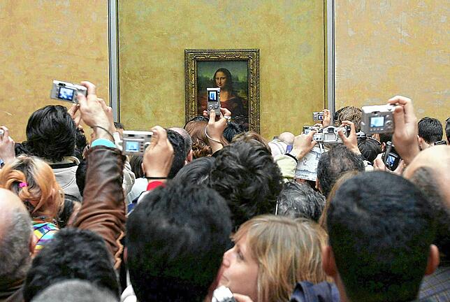 Ganz normaler Alltag im Louvre: Das dahinten könnte die Mona Lisa sein. Hier ein Bild aus dem Jahr 2005 – damals war die ...