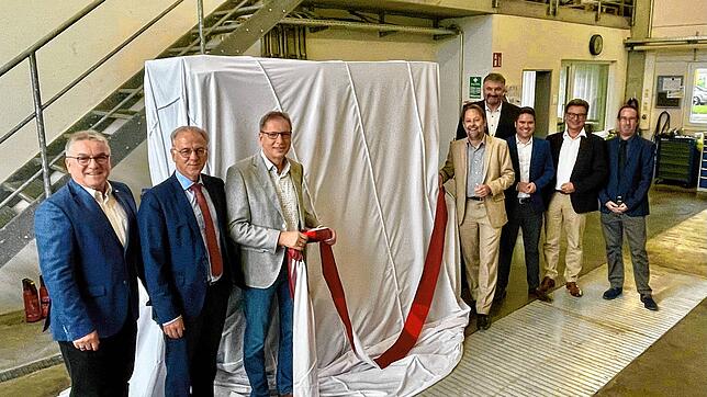 Zum Abschied von Eckhardt Pfeiffer (3.v.l.) aus der Geschäftsführung des MZV wartete ein riesiges Geschenk in der Werkstatt. In ...