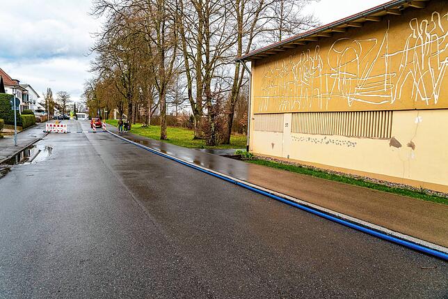 In der Erzbergerstraße holt die SVS bei der Galerie 87 (ehemaliges Volkschorsängerheim) Wasser aus einer noch funktionierenden ...