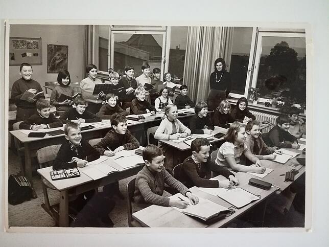 Hubert Lehle (Zweiter von links) war zehn Jahre alt, als Junglehrerin Heide Budde (am Fenster lehnend) die fünfte Klasse der Hauptschule ...