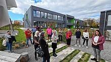 Die Kinderhausleiterin Manuela Keller (rechts) informiert die Besucher und Gäste beim Tag der offenen Tür auch über die Freianlagen des ...