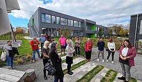 Die Kinderhausleiterin Manuela Keller (rechts) informiert die Besucher und Gäste beim Tag der offenen Tür auch über die Freianlagen des ...
