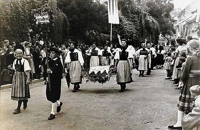 Die Klettgauer Heimattracht beim Schwyzertagsumzug 1957, Gritli Boll und Hubert Baumgartner als Täfeliträger laufen stolz vorneweg. ...