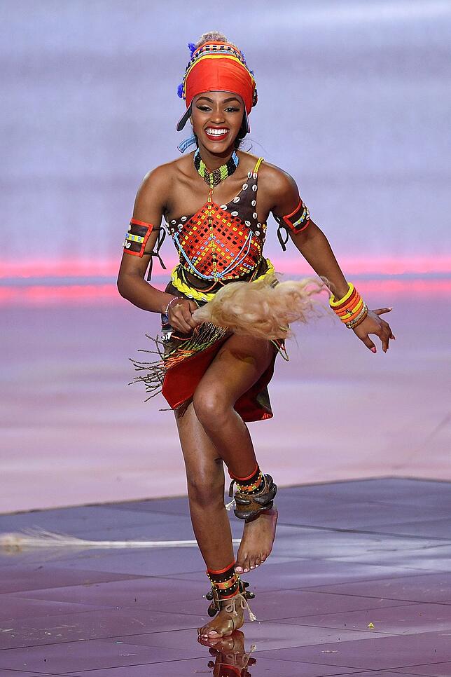 Maria Nyamai, Miss Kenya, in traditionellem Outfit.