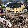 Die Abbruchruine des ehemaligen Gasthauses Kreuz in Brennet Anfang des Jahres 2024.