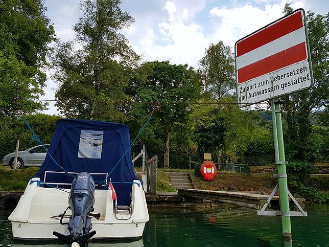 Geschafft! Das Schild zum Auswassern am Kraftwerk Reckingen weist uns den Weg an Land. Bild: Sira Huwiler