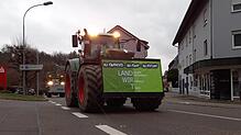 Traktoren fahren am 8. Januar 2024 hupend und blinkend durch Laufenburg. Ein Jahr nach Beginn der Proteste gegen die Agrarpolitik der ...