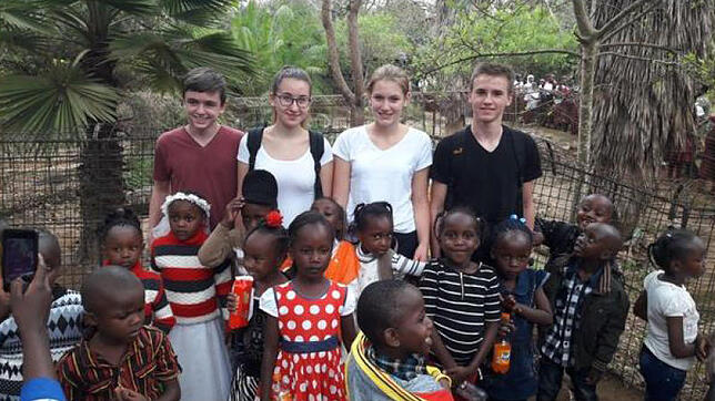 Lucas Moosmann, Katharina Schiestl, Anny Wingers und Jonas Allgeier (v.l.) sind im Rahmen des Projektes Welt-Klasse in Kenia. Bild: ...