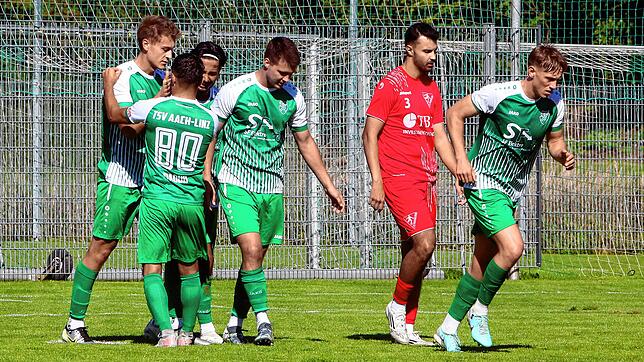 Soeben hat der Aach-Linzer Kapitän Nico Restle zum 1:0 gegen den 1. FC Rielasingen-Arlen II getroffen. Die Partie endete 3:1 für den TSV.