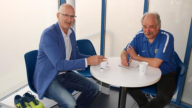 Thomas Schneider (links) im Gespräch mit SÜDKURIER-Mitarbeiter Dietmar Zschäbitz.