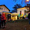 Zwei Meter Mindestabstand einhalten galt es bei Familiengottesdienst an Heiligabend im Garten der evangelischen Paul-Gerhardt-Gemeinde ...