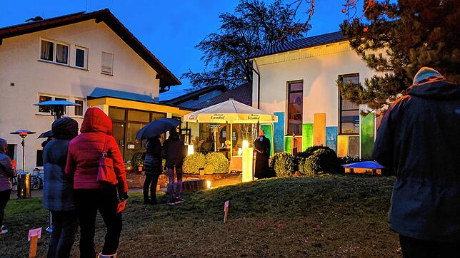 Zwei Meter Mindestabstand einhalten galt es bei Familiengottesdienst an Heiligabend im Garten der evangelischen Paul-Gerhardt-Gemeinde ...