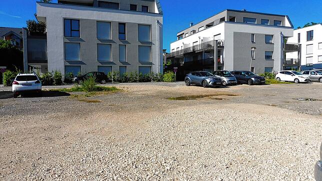 Auf dem bisherigen Schotterparkplatz neben dem Pflegezentrum St. Verena werden bald 36 betreute Seniorenwohnungen entstehen.