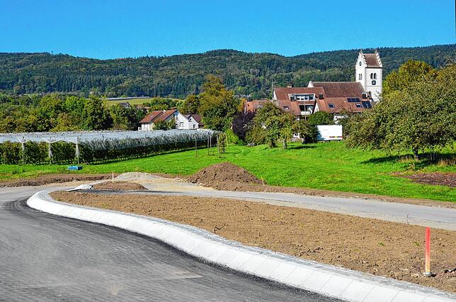 Hier beim neuen Verkehrskreisel am südöstlichen Zipfel des Baugebietes Klosteröschle könnte eine zentrale Wärmeversorgung, eine ...