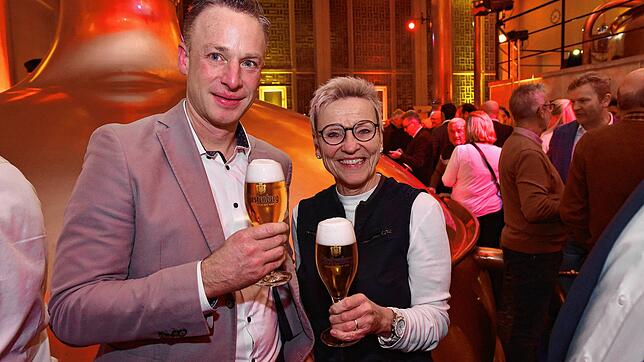 Nicht nur der neue Brauerei-Marketingchef Stefan Schmidt und seine Vorgängerin Regina Gerschermann stoßen beim Neujahrsempfang mit einem ...