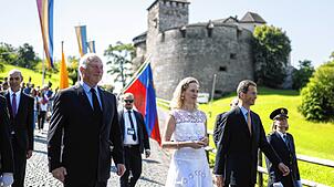 Fürst Hans-Adam II. (links-r), Erbprinzessin Sophie und Erbprinz Alois, kommen vor dem Schloss Vaduz anlässlich der Feierlichkeiten zum ...
