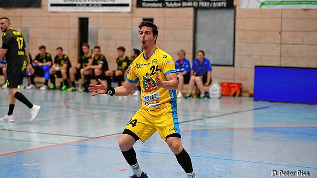 Tim Bornhauser in Aktion. Nach dieser Spielzeit hängt der Führungsspieler der HSG Konstanz seine Handballschuhe an den Nagel.