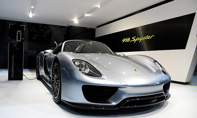 Nicht das Original, aber das selbe Modell: Der Porsche 918 Spyder fährt 320 Kilometer pro Stunde. Er beschleunigt von null auf 100 in ...