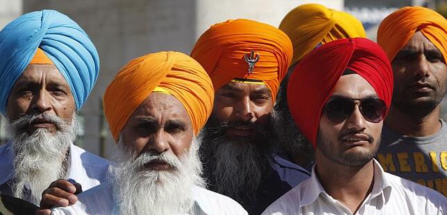Sikhs bei der feier des Welt-Turban-Tages in Madrid, Spanien. Das Tragen des Turbans ist ein zentraler Bestandteil der Sikh-Religion.
