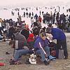 Massen auf dem zugefrorenen Gnadensee, hier bei Hegne im Jahr 2002.