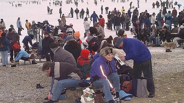 Massen auf dem zugefrorenen Gnadensee, hier bei Hegne im Jahr 2002.