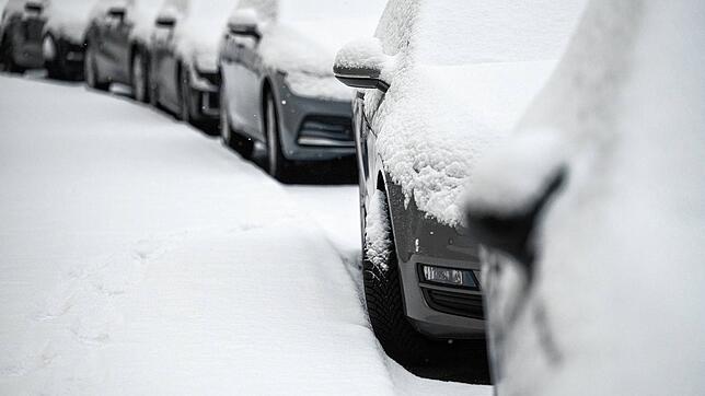 Weil eine Autofahrerin im Schnee stecken blieb, ließ sie ihr Auto unverschlossen zurück. Das rief die Polizei auf den Plan.