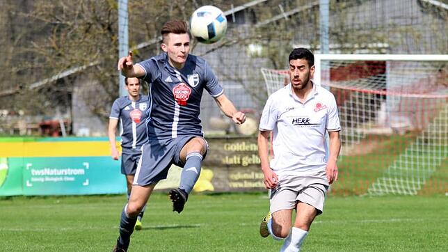 Aufsteiger TSV Meckenbeuren (Jan Mathis, links) hat sich in dieser Fußball-Bezirksligasaison hervorragend geschlagen, der TSV Berg II ...