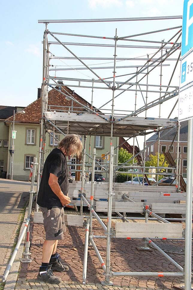 Bild 11: Schaffen und schwitzen für das Open Air: So aufwendig sind Aufbauarbeiten für die Bühne und Co.