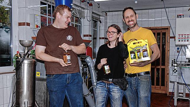 Das Lachen ist Jürgen Belthle (rechts) seiner Ehefrau Yvonne und Mitarbeiter Tobias Luz trotz der gegenwärtigen coronabedingten Probleme ...