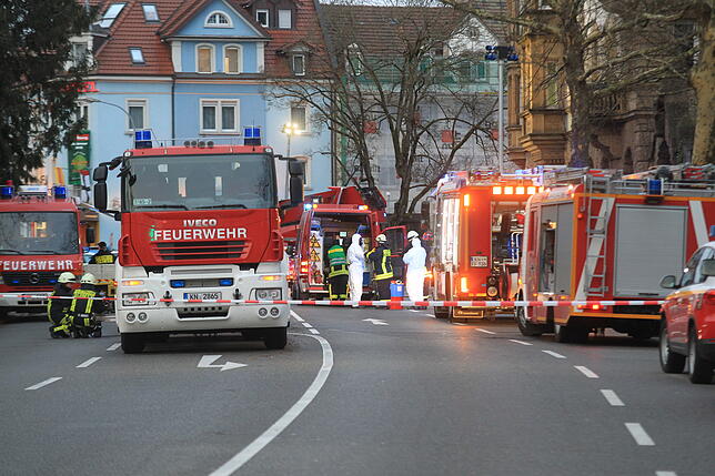 Einsatzkräfte in Schutzanzügen
