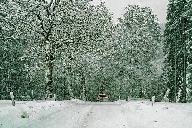 Zugeschneite Straßen bei Pfaffenweiler.