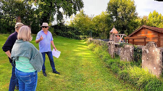 Auf dem jüdischen Friedhof in Tiengen stehen nur noch drei Grabsteine aus dem 18. Jahrhundert im ursprünglichen Zustand, erläutert ...
