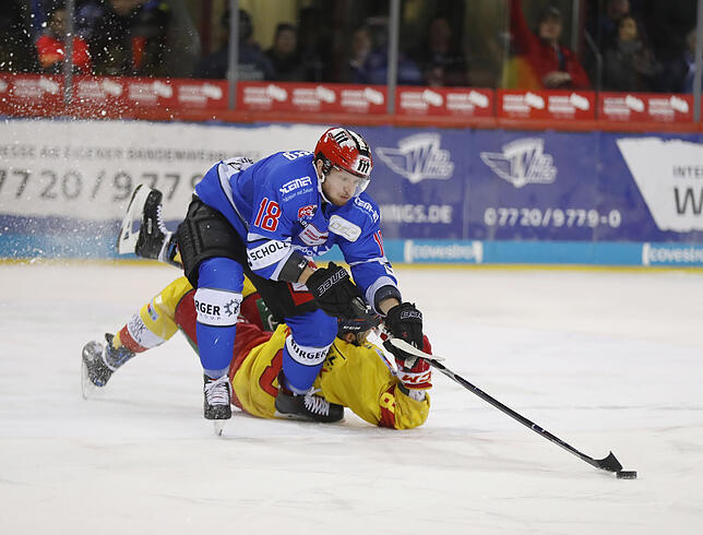 Auch Anthony Rech (blaues Trikot).