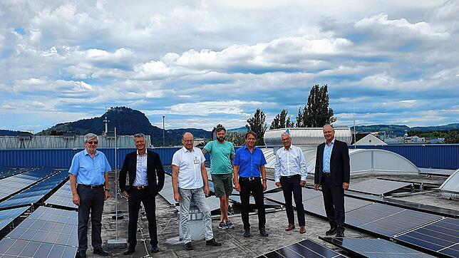 Bertram Geigges, Thomas Müller, Bene Müller, Peter Unger, Markus Graf, Gerd Guess und Jochen Chwalisz (v.l.) im neuen Kollektorfeld.