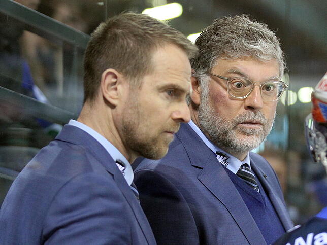 Das darf doch nicht wahr sein. Schwenningens Manager Jürgen Rumrich (links) und Cheftrainer Pat Cortina müssen mitansehen, wie die Wild ...