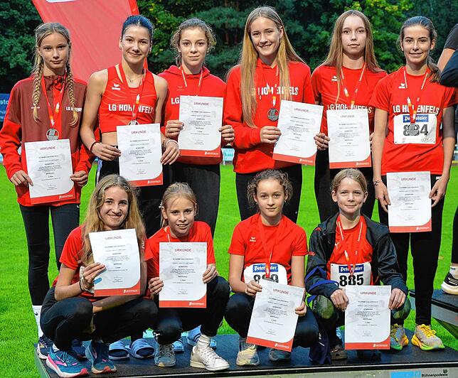 Silber: Die U14-Mädchen der LG Hohenfels mit (hinten, von links) Sarah Weisenburger, Edda Herzog, Estella Riegger, Theresa Geist, Jolina ...