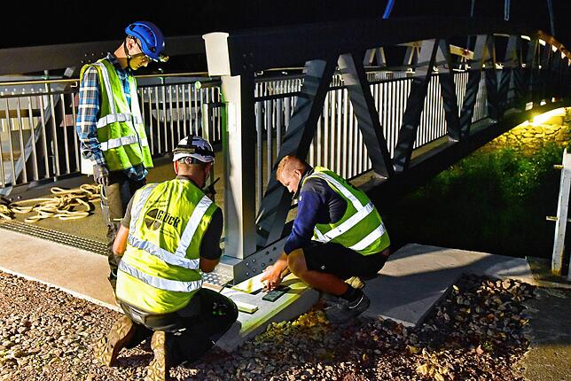 &bdquo;Fast geschafft&ldquo; &ndash; mit Kanthölzern wird dafür gesorgt, dass die Brücke exakt mittig auf dem Fundamenrt aufliegt.