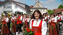 Bild : Gute Stimmung beim Jubiläumsumzug des Musikvereins Liggersdorf im Rahmen des Bezirksmusikfestes