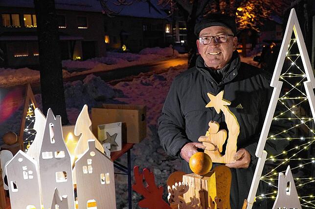 Georg Rieger war mit einem Stand beim Watterdinger Lichterfest. Zu sehen gab es Krippen, Weihnachtsbäume und Sterne &ndash; alles ...
