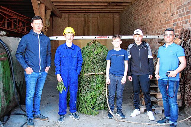 Bild 3: Bärensonntag: Der Bär springt sechs Mal in den Dorfbach (mit Videos)