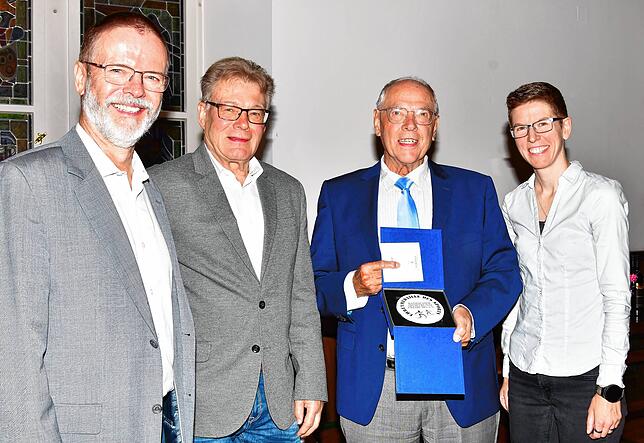 Hohe Ehrung: Im Herbst 2023 wurde Henning Nopper vom Badischen Sportbund für seine Verdienste um den Sport geehrt. Auf dem Foto sind ...