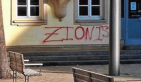 Eine antisemitische Attacke beschäftigt die Menschen in Tuttlingen. Sowohl am Rathaus als auch an der Ludwig-Uhland-Realschule ...