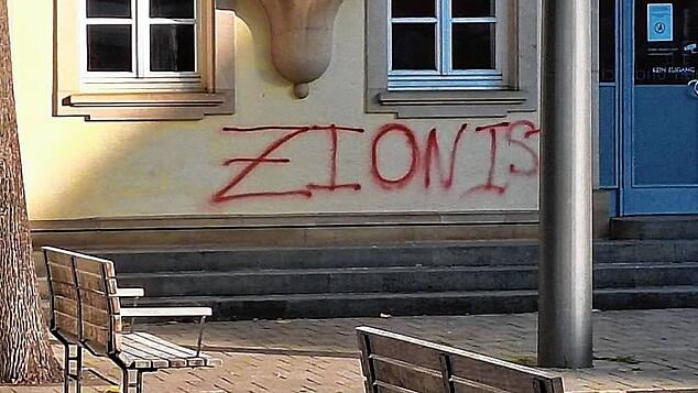 Eine antisemitische Attacke beschäftigt die Menschen in Tuttlingen. Sowohl am Rathaus als auch an der Ludwig-Uhland-Realschule ...