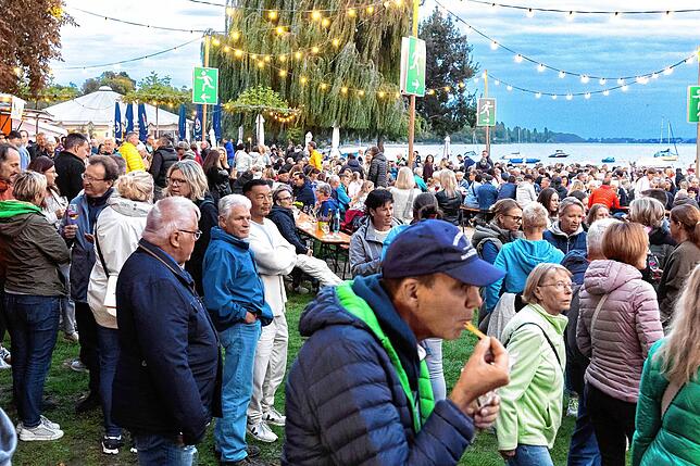 Entspannter Stimmung am Seeufer: Die 1. Weinwiese in Radolfzell lockt einige Menschen zum Konzertsegel.