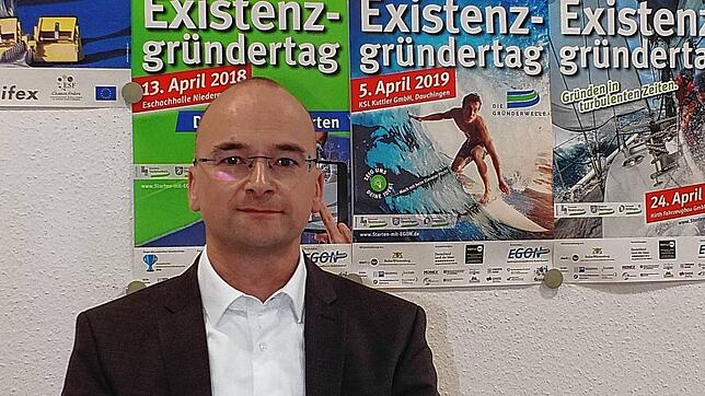 Wie es sich schon im Hintergrund in Martin Raggs Besprechungsraum zeigt, hat die Förderung der heimischen Wirtschaft für den ...