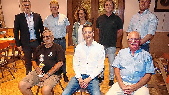 Wahlen und Ehrungen beim Tennisclub Vöhrenbach, im Bild die Geehrten und der Vorstand (vorn von links): Kurt Heizmann mit seinem Pokal, ...
