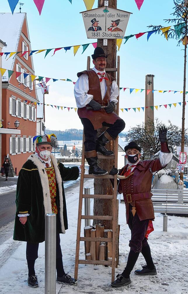 Narrenrichter Jürgen Koterzyna (links), auf der Leiter Zimmerermorschter Frank Eckhardt und daneben Polier Jürgen Stetter.