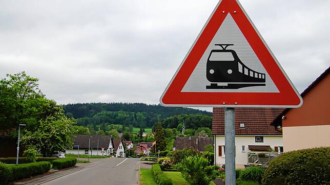 Achtung Bahnübergang! Ein Schild weist an der Berlingerstraße in Hindelwangen auf den unbeschrankten Bahnübergang (Bildmitte) hin. Züge ...