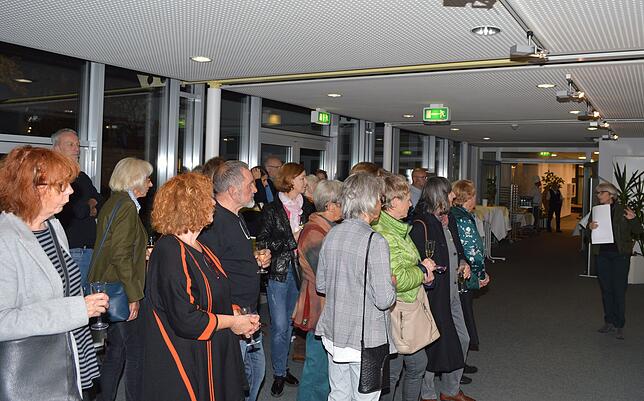 Kunstexpertin Ursula Köhler führt die Besucher in die Hintergründe und das Schaffen von Elfi Schmidt ein.