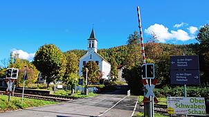 Die vier Bahnübergänge in Stahringen müssen im Zuge der Elektrifizierung der Bodenseegürtelbahn angepasst werden. Im Bild der ...